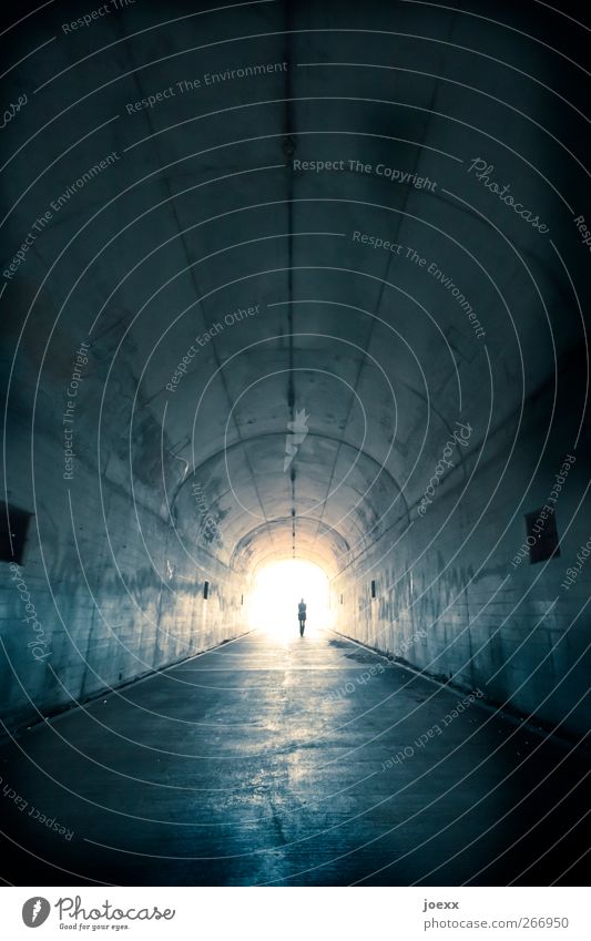 Wiedersehen 1 Mensch Tunnel Wege & Pfade entdecken gehen dunkel frei Unendlichkeit hell blau schwarz weiß trösten ruhig Hoffnung Glaube Tod Fernweh Einsamkeit