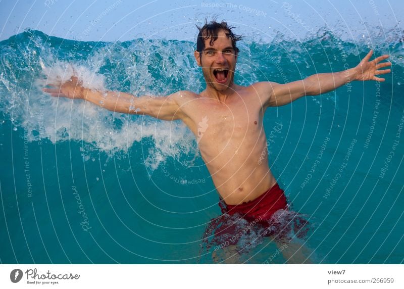frisch Lifestyle Schwimmen & Baden Mensch maskulin Mann Erwachsene Körper 1 30-45 Jahre Urelemente Wasser Wassertropfen Sommer Wellen Meer Bewegung Lächeln