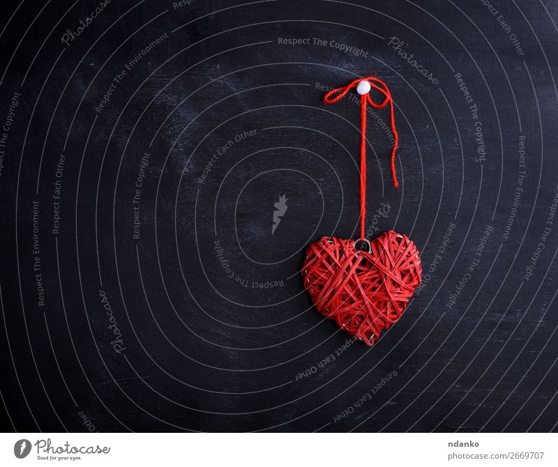 kleines Weidenrotes Herz hängt an einem Seil Design Dekoration & Verzierung Feste & Feiern Valentinstag Hochzeit Holz hängen Liebe retro schwarz Romantik