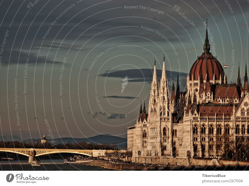 Budapester Parlament von der Kettenbrücke Städtereise Architektur Hauptstadt Altstadt Palast Brücke Bauwerk Gebäude Sehenswürdigkeit Wahrzeichen Denkmal