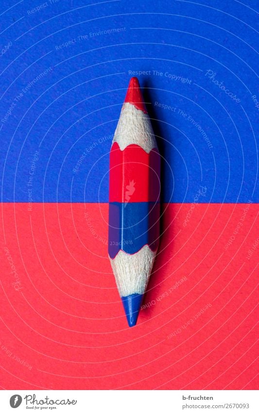 Blau oder Rot Büro Wirtschaft sprechen Schreibwaren Papier Schreibstift Kommunizieren einfach blau rot Zufriedenheit Mittelpunkt Symmetrie Politik & Staat Farbe