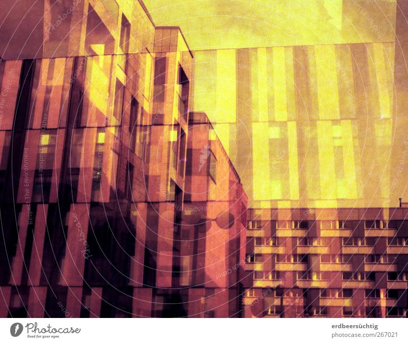 rote Psycho-Wohnschachteln Stadt Stadtzentrum Haus Gebäude Architektur Fassade Balkon Fenster Beton retro trashig gelb ästhetisch Häusliches Leben Linie