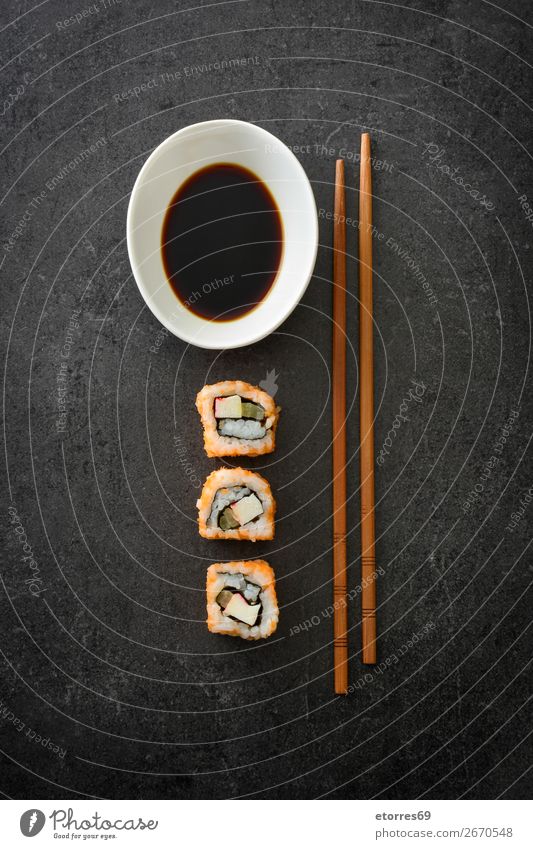 Sushi-Sortiment und Sojasauce auf schwarzem Hintergrund Lebensmittel Gesunde Ernährung Foodfotografie Japanisch Japaner Reis Fisch Lachs Meeresfrüchte Brötchen