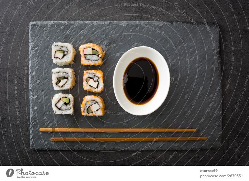 Sushi-Sortiment und Sojasauce in schwarzem Schiefer Lebensmittel Gesunde Ernährung Foodfotografie Japanisch Reis Fisch Lachs Meeresfrüchte Brötchen Mahlzeit