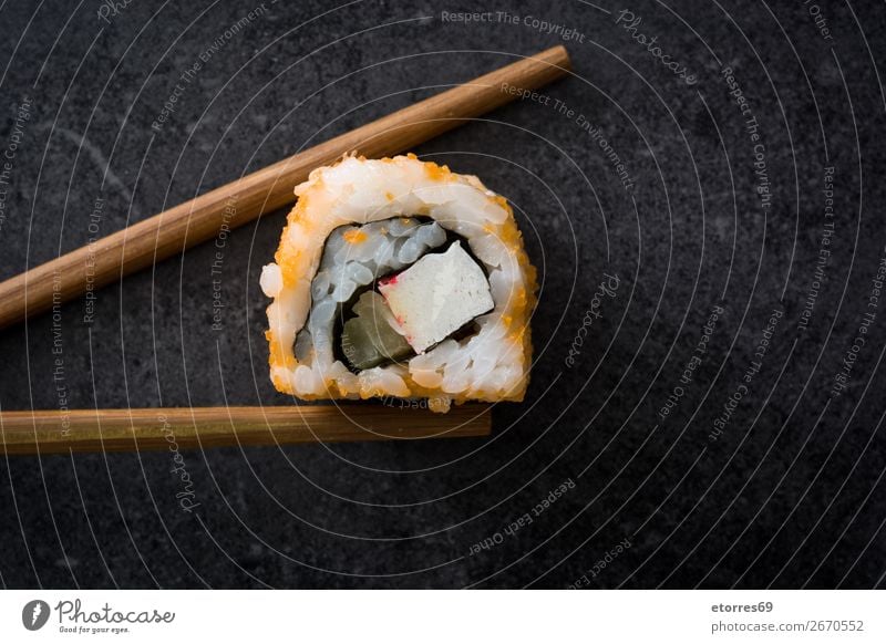 Essstäbchen mit Sushi auf schwarzem Stein Lebensmittel Gesunde Ernährung Foodfotografie Japanisch Japaner Reis Fisch Lachs Meeresfrüchte Brötchen Mahlzeit