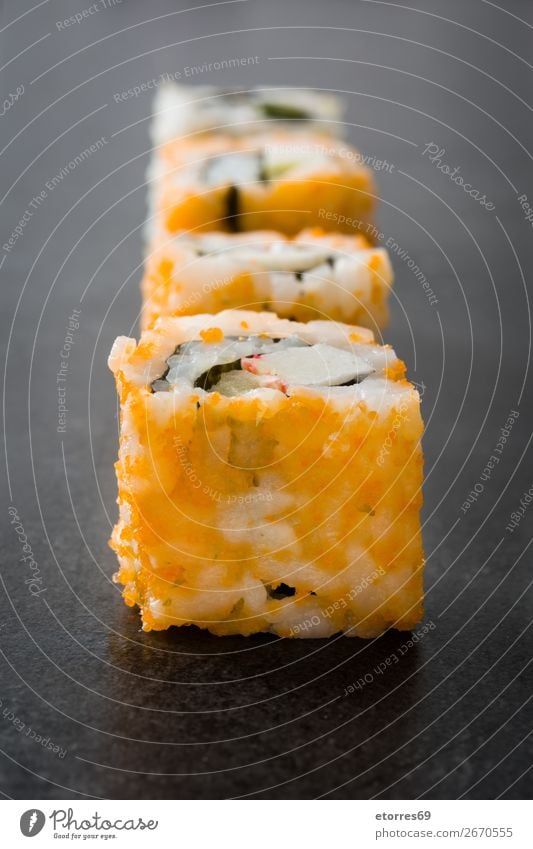 Sushi-Sortiment auf schwarzem Hintergrund. Lebensmittel Gesunde Ernährung Foodfotografie Japanisch Japaner Reis Fisch Lachs Meeresfrüchte Brötchen Mahlzeit