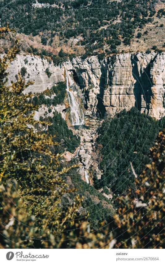 Detail einer Klippe mit einem Wasserfall, eingerahmt von den Blättern einiger Bäume schön Windstille Ferien & Urlaub & Reisen Abenteuer Berge u. Gebirge wandern