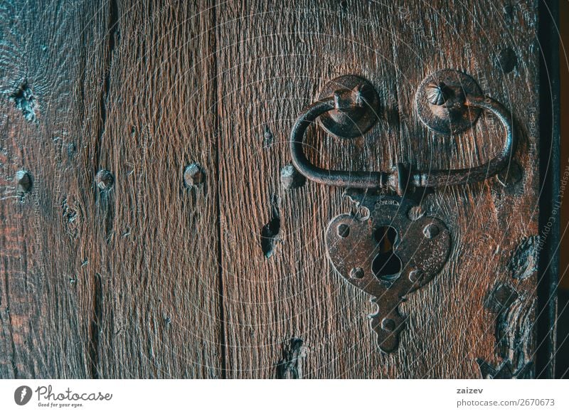 Detail eines Schlosses und einer Klinke einer mittelalterlichen Holztür, von der Vorderseite aus aufgenommen Design Ferien & Urlaub & Reisen Tourismus Haus
