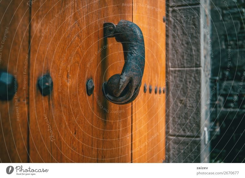 Ein alter Metallklopfer in Form einer Hand an einer Holztür eines mittelalterlichen Dorfes Design Ferien & Urlaub & Reisen Tourismus Haus