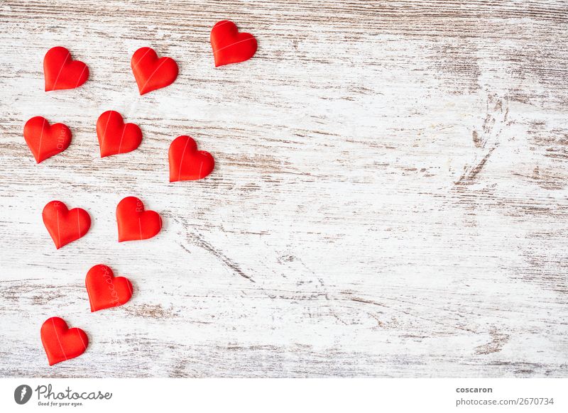 Viele Herzen auf Holzuntergrund. Valentinstag-Konzept. Design Glück schön Gesundheit Gesundheitswesen Dekoration & Verzierung Tisch Feste & Feiern Hochzeit