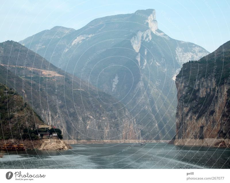 Yangtze River Berge u. Gebirge Natur Landschaft Wasser Nebel Sträucher Hügel Felsen Gipfel Schlucht Küste Flussufer Bach Stein gigantisch hoch natürlich jangtse