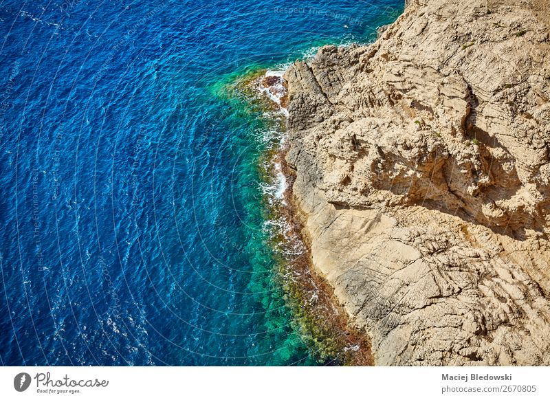 Luftaufnahme einer felsigen Küste, Mallorca. Ferien & Urlaub & Reisen Sommer Meer Wellen Natur Landschaft Felsen blau entdecken Wasser Hintergrund Spanien