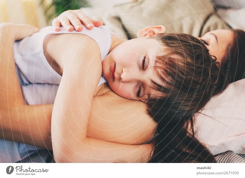 Mutter und Kind Sohn schlafen zusammen im Bett Lifestyle Freude Leben Erholung Schlafzimmer Kleinkind Junge Eltern Erwachsene Familie & Verwandtschaft Kindheit