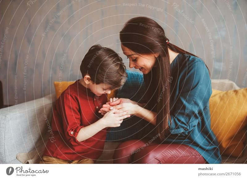 Innenportrait der glücklichen Mutter und des glücklichen Sohnes eines Kindes Lifestyle Freude Leben Spielen Kindererziehung Schule Baby Kleinkind Junge Eltern