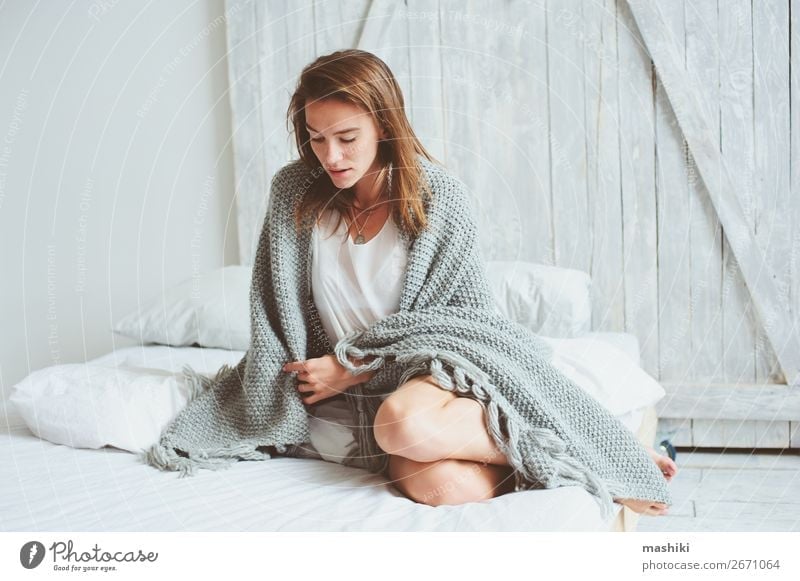junge sexy Frau, die sich zu Hause im Bett entspannt. Lifestyle Reichtum Körper Haut Erholung Schlafzimmer feminin Erwachsene Mode Pullover Unterwäsche schlafen