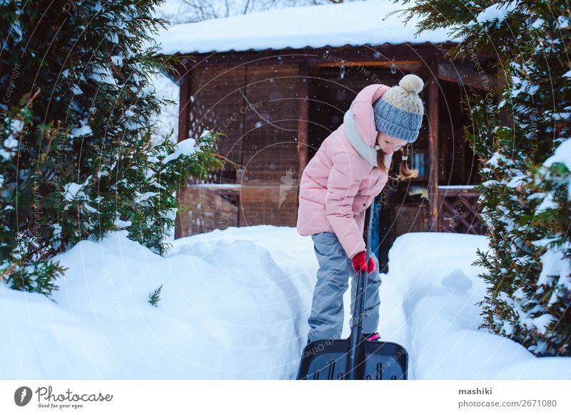 Kind Mädchen hilft bei der Reinigung des Weges vom Schnee Spielen Winter Winterurlaub Haus Garten Werkzeug Wetter Unwetter Schneefall Fröhlichkeit Sauberkeit