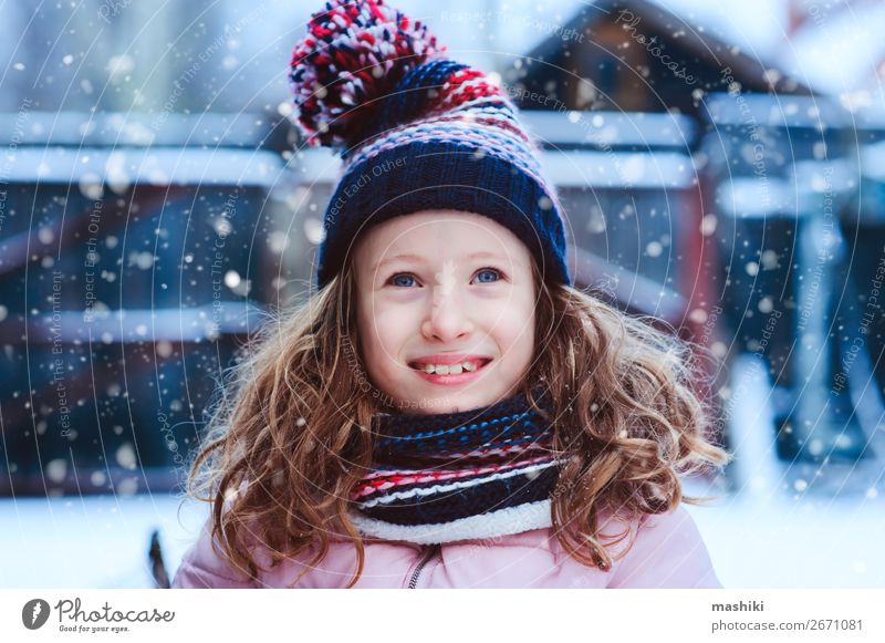 Winterporträt eines glücklichen Kindes Mädchens beim Spielen im Freien Lifestyle Freude Glück Freizeit & Hobby Ferien & Urlaub & Reisen Schnee Garten