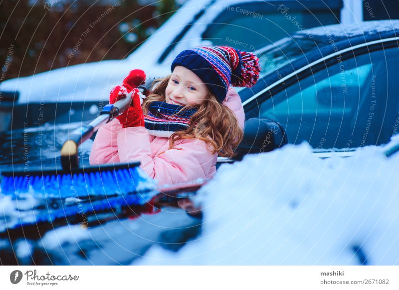 Kind Mädchen hilft bei der Reinigung des Autos vom Schnee Winter Wetter schlechtes Wetter Unwetter Schneefall Verkehr Straße Fahrzeug PKW klein Sauberkeit kalt
