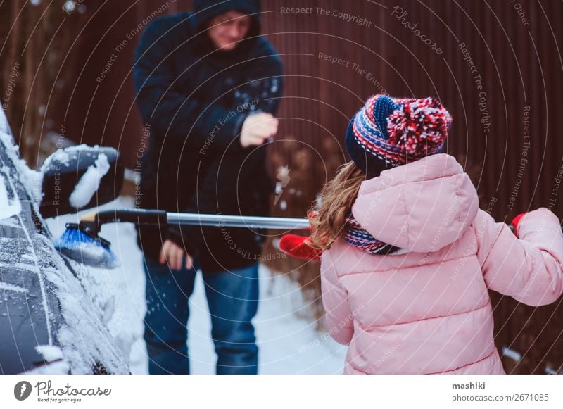 Kind Mädchen Reinigung Auto aus Schnee mit Papa Spielen Winter Werkzeug Vater Erwachsene Familie & Verwandtschaft Wetter schlechtes Wetter Unwetter Schneefall