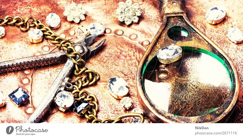 Herstellung von handgemachtem Schmuck anketten Handwerk Halskette gold Metall Silber Mode Juwel Stein Wulst Diamant Reichtum handgefertigt Schmuckanhänger