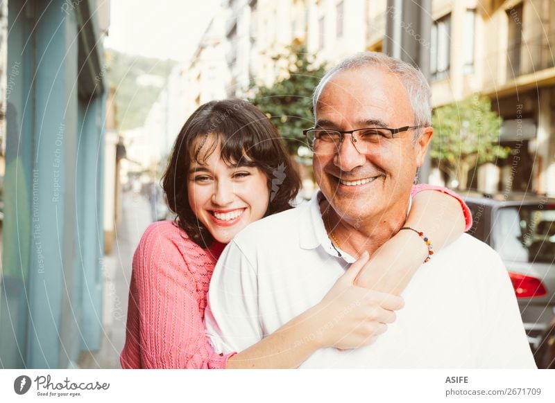 Porträt eines glücklichen Vaters und einer glücklichen Tochter, die sich auf der Straße umarmen. Freude Glück schön Frau Erwachsene Mann Eltern
