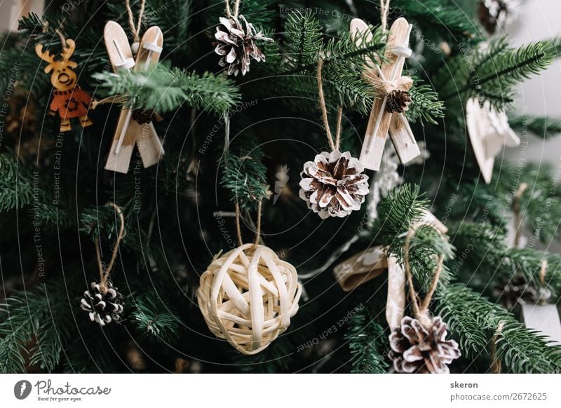 Weihnachtsbaum mit Dekorationen im Kinderzimmer Lifestyle Renovieren Umzug (Wohnungswechsel) Innenarchitektur Dekoration & Verzierung Feste & Feiern