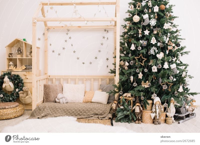 Weihnachtsbaum mit Dekorationen im Kinderzimmer Lifestyle kaufen Reichtum elegant Stil Design Häusliches Leben Wohnung Haus Traumhaus Innenarchitektur