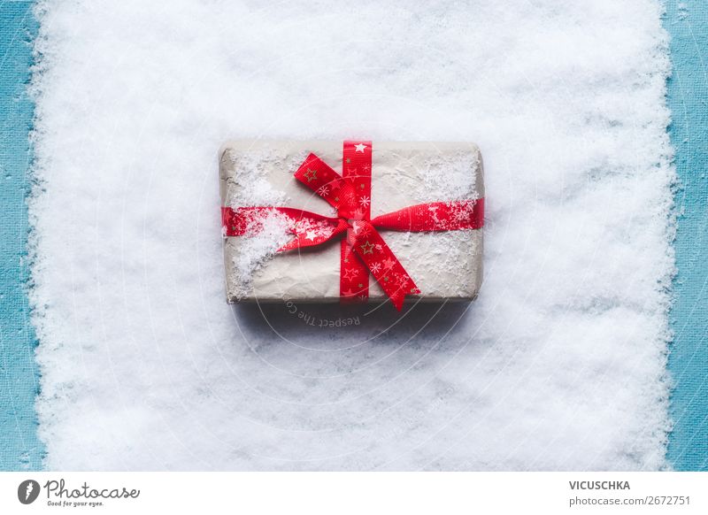 Weihnachtsgeschenk mit roter Schleife auf Schnee kaufen Stil Design Winter Dekoration & Verzierung Party Veranstaltung Feste & Feiern Weihnachten & Advent