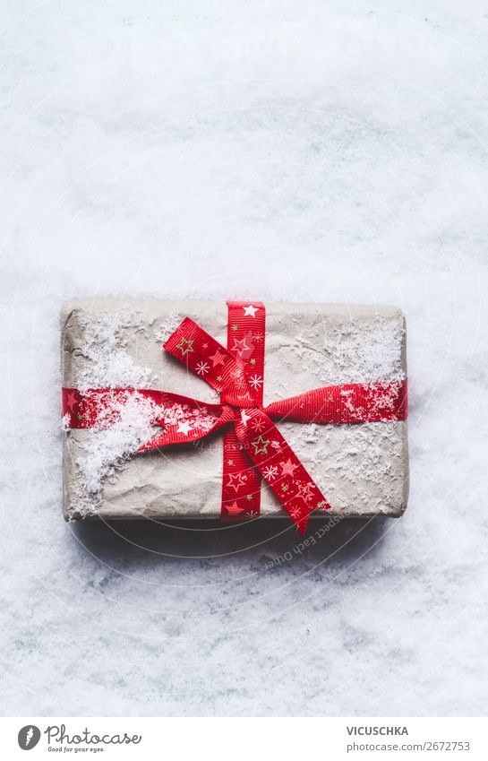 Weihnachtsgeschenk mit roter Schleife im Schnee kaufen Stil Design Winter Dekoration & Verzierung Feste & Feiern Weihnachten & Advent trendy weiß