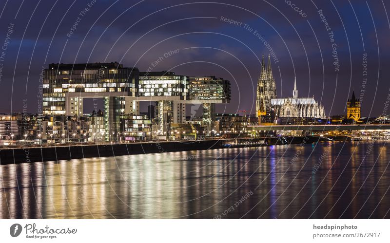 Nachtaufnahmen von den Kranhäusern, Rhein und dem Dom in Köln Deutschland Stadt Hauptstadt Hafenstadt Stadtzentrum Skyline Hochhaus Gebäude Architektur