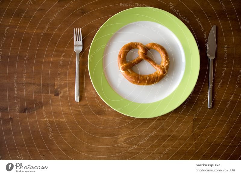 brezn teller essen mit besteck Lebensmittel Getreide Teigwaren Backwaren Brot Brezel brezen Laugengebäck Ernährung Frühstück Mittagessen Büffet Brunch Festessen