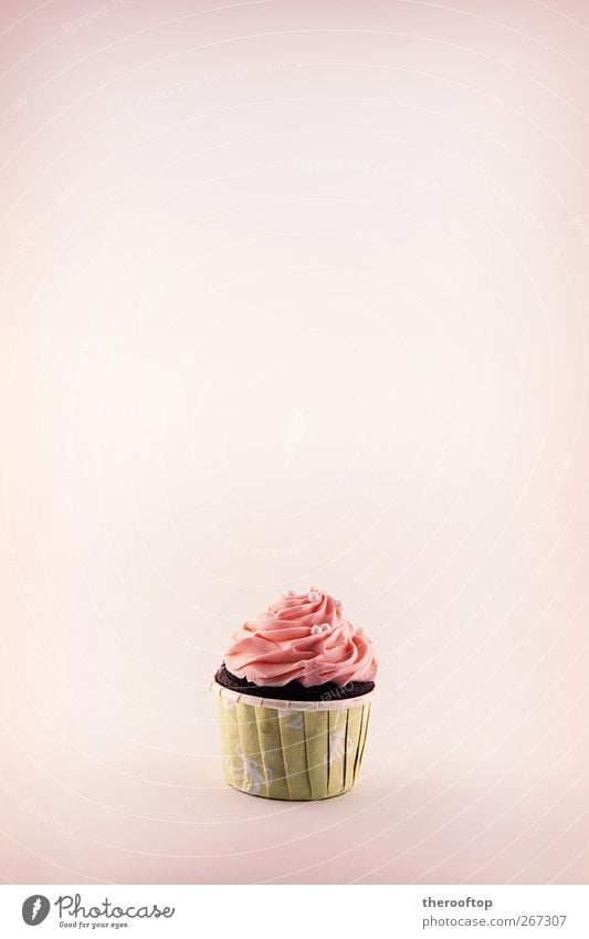 Der Cupcake Lebensmittel Milcherzeugnisse Kuchen Dessert Speiseeis Süßwaren exotisch lecker süß gelb rosa Farbfoto Studioaufnahme Strukturen & Formen