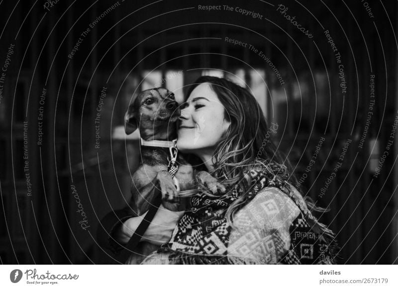 Hunde- und Mädchenporträt Lifestyle Ferien & Urlaub & Reisen Mensch Junge Frau Jugendliche 1 30-45 Jahre Erwachsene England Europa Tier Haustier Küssen Liebe