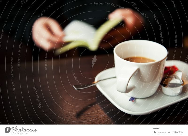 Tasse Kaffee Lebensmittel Getränk Löffel harmonisch Wohlgefühl Erholung ruhig Freizeit & Hobby lesen Tisch Hand Buch dunkel braun Pause Wissen Zeit Café