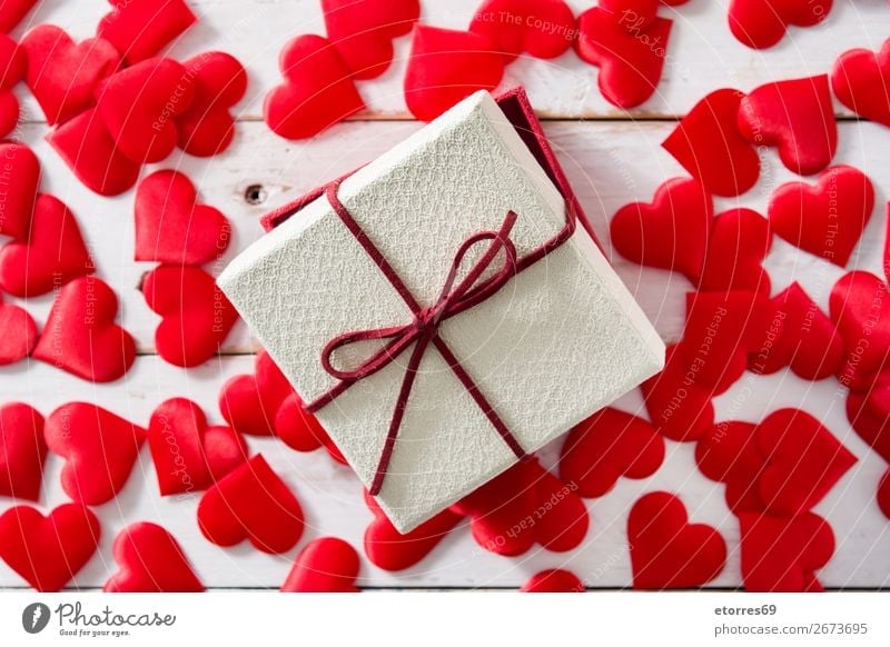 Rote Herzen und Geschenkbox auf weißem Holz Muster Gegenwart rot Hintergrund neutral Liebe Valentinstag Romantik Ferien & Urlaub & Reisen Feste & Feiern