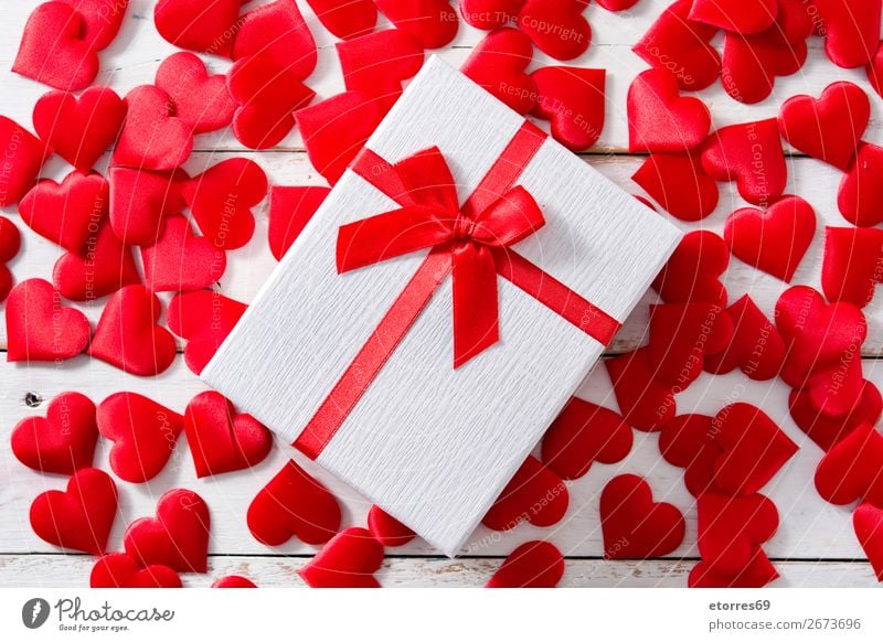Rote Herzen und Geschenkbox auf weißem Holz Muster Gegenwart rot Hintergrund neutral Liebe Valentinstag Romantik Ferien & Urlaub & Reisen Feste & Feiern