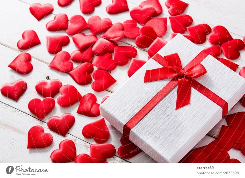 Rote Herzen und Geschenkbox auf weißem Holzgrund. Muster Gegenwart rot Hintergrund neutral Liebe Valentinstag Romantik Ferien & Urlaub & Reisen Feste & Feiern