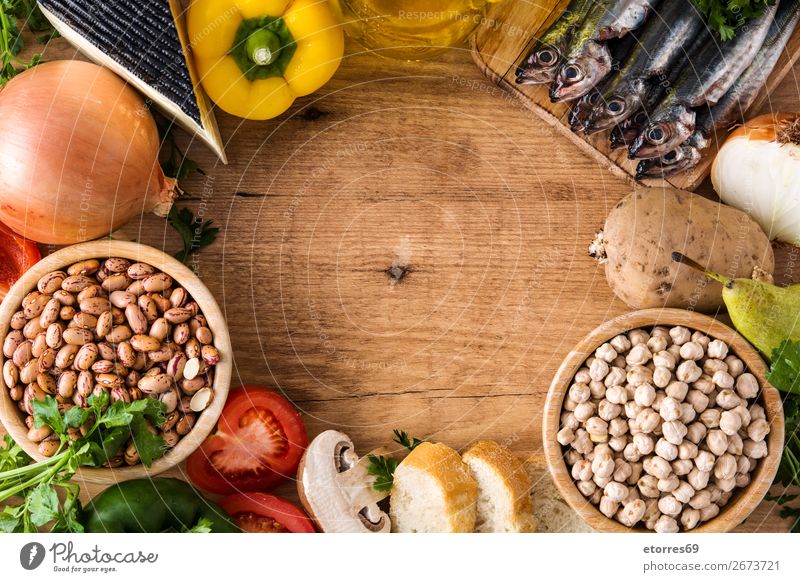 Gesunde Ernährung. Mediterrane Ernährung. Obst und Gemüse Mittelmeer Diät Gesundheit Lebensmittel Foodfotografie Frucht Fisch Getreide Nuss Oliven Erdöl Tisch