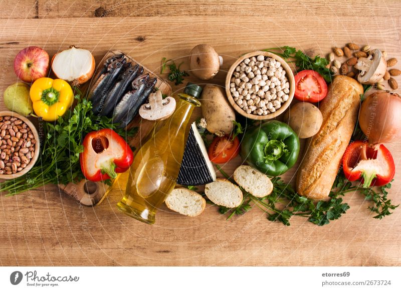 Gesunde Ernährung. Mediterrane Ernährung. Obst und Gemüse mediterran Diät Gesundheit Lebensmittel Foodfotografie Frucht Fisch Getreide Nuss Oliven Erdöl Tisch