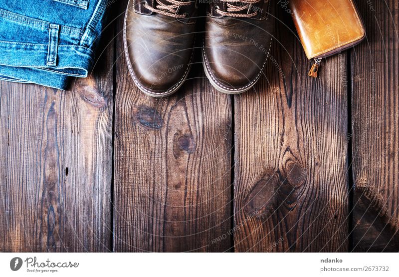 Paar lederne braune Schuhe, Brieftasche und Jeans elegant Stil Design Fuß Mode Hose Jeanshose Leder Holz alt dreckig dunkel retro blau Farbe Spitze
