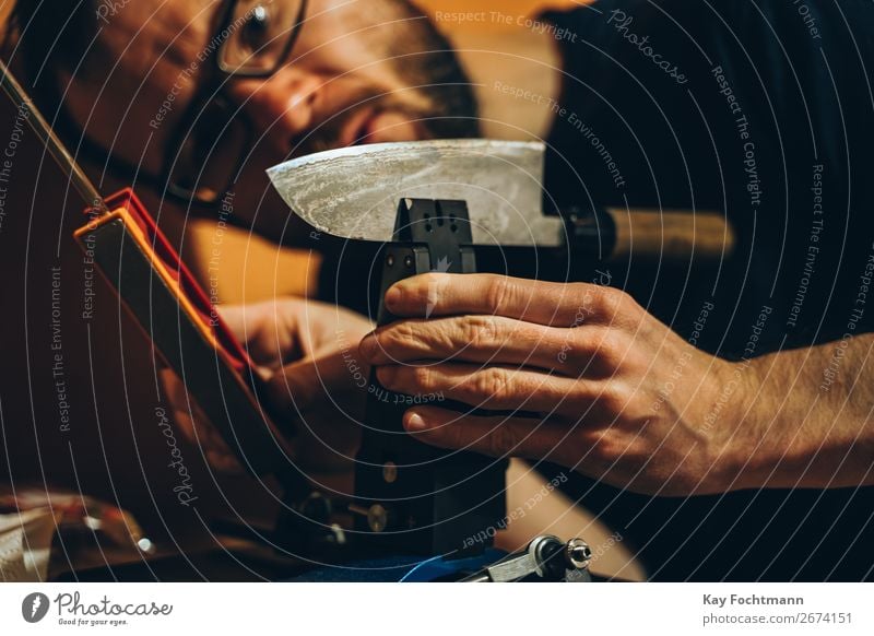 Mann schärft ein japanisches Küchenmesser Messer Freizeit & Hobby Arbeit & Erwerbstätigkeit Beruf Handwerker Arbeitsplatz Werkzeug Schleifmaschine Erwachsene 1