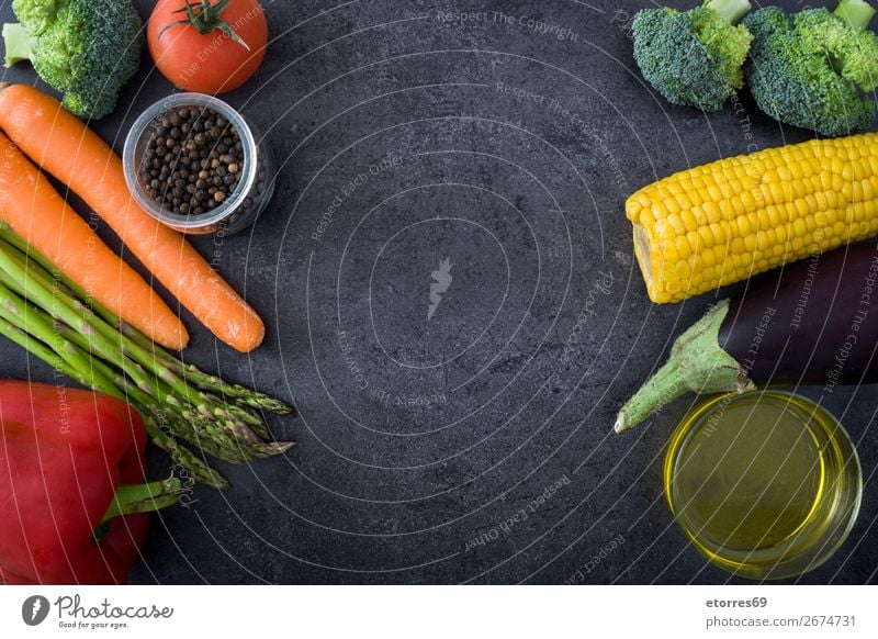 Gesunde Ernährung.Lebensmittel Ernährung.Gemüse auf schwarzem Stein. mediterran Diät Gesundheit Foodfotografie Fisch Getreide Nut Oliven oliv Erdöl Vitamin