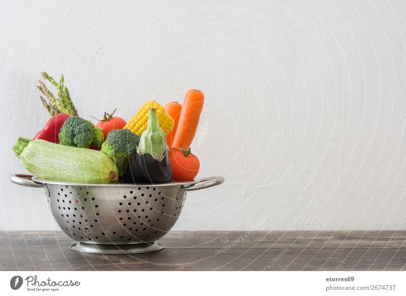 Sieb mit Gemüse auf Holztisch Diät Gesundheit Gesunde Ernährung Lebensmittel Foodfotografie Speise Frucht Tisch Vitamin Salat Paprika Zwiebel Kartoffeln Brot