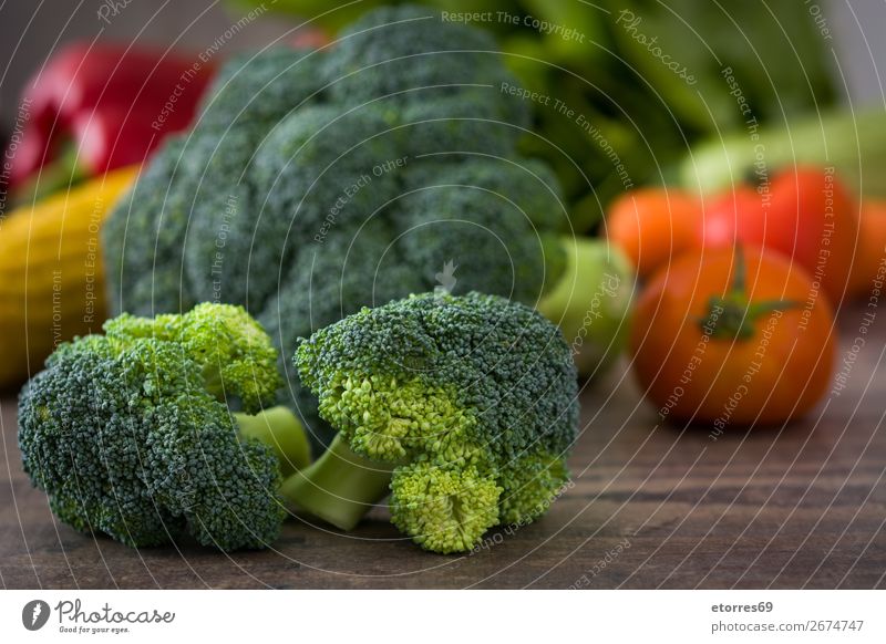 Gesunder grüner Bio-Rohbrokkoli und anderes Gemüse Brokkoli Gesundheit Gesunde Ernährung roh Röschen frisch Lebensmittel Foodfotografie Landwirtschaft organisch