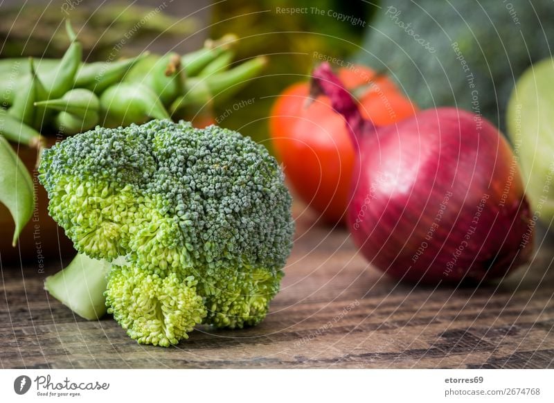 Gesunde grüne grüne Bio-Rohbrokkoli-Blüten und anderes Gemüse Brokkoli Gesundheit Gesunde Ernährung roh Röschen frisch Lebensmittel Foodfotografie