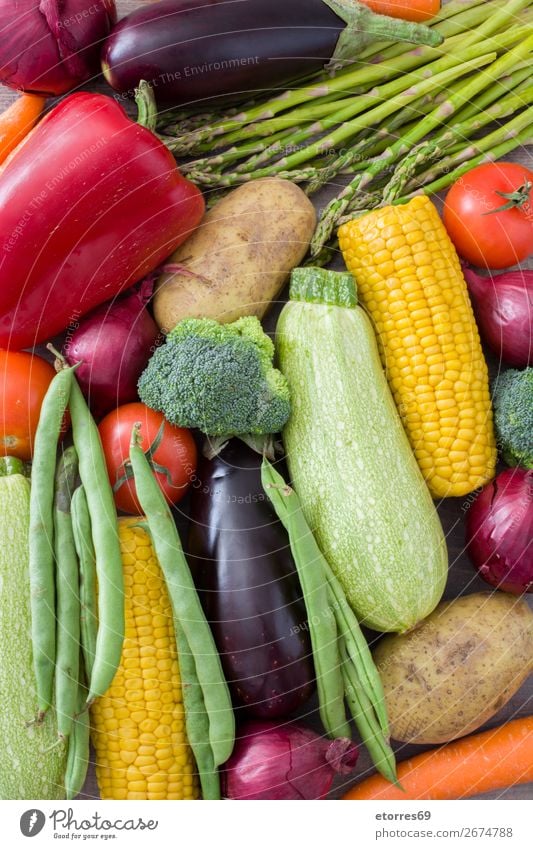 Obst und Gemüse Lebensmittel Frucht Ernährung Vegetarische Ernährung Diät Gesundheit mehrfarbig gelb grün rot Zucchini Tomate Mais Zwiebel Hintergrundbild
