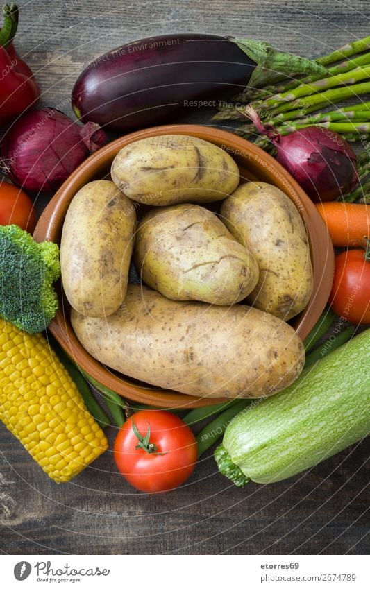 Gemüse und Obst auf Holz Lebensmittel Gesunde Ernährung Foodfotografie Frucht Vegetarische Ernährung Diät Gesundheit mehrfarbig gelb grün rot Zucchini Tomate