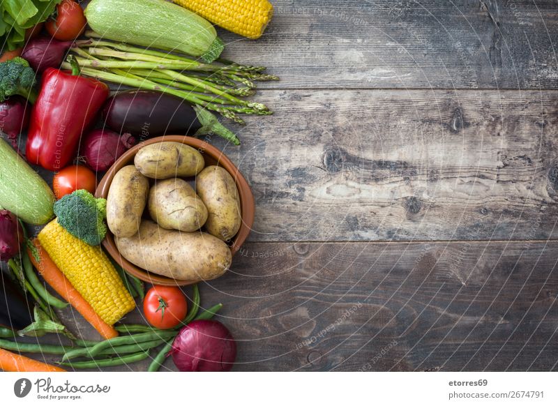 Hintergrund erstellt mit Obst und Gemüse, Gurken, Auberginen ...