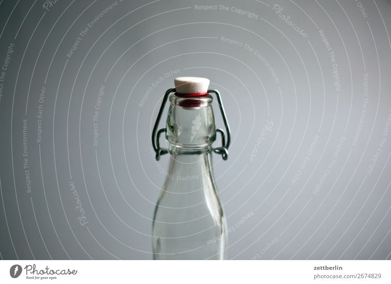 Flasche bügelverschluß Glas Glasflasche Raum leer Menschenleer Schnappverschluss Textfreiraum Verschluss Behälter u. Gefäße geschlossen Getränk trinken Durst