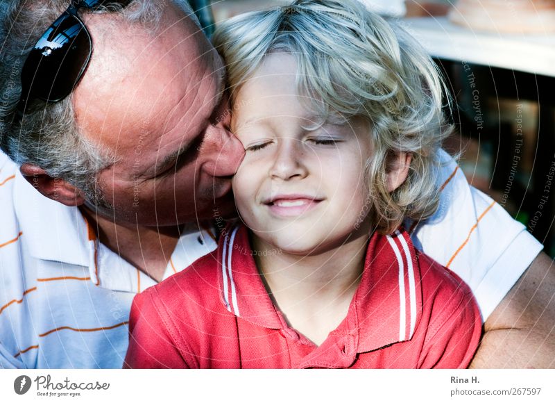 . Mensch maskulin Junge Mann Erwachsene Vater Familie & Verwandtschaft Kindheit Leben 2 3-8 Jahre 45-60 Jahre Hemd Sonnenbrille blond grauhaarig Locken Küssen